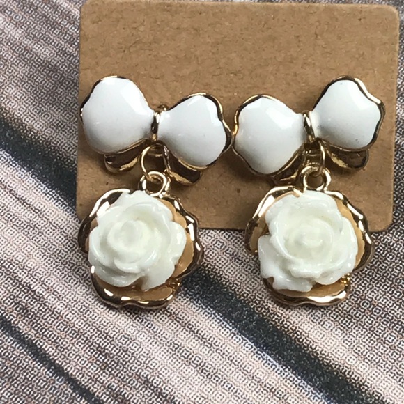 🌼New! Gold Finish White Bow Flower Stud Earrings - Picture 2 of 6